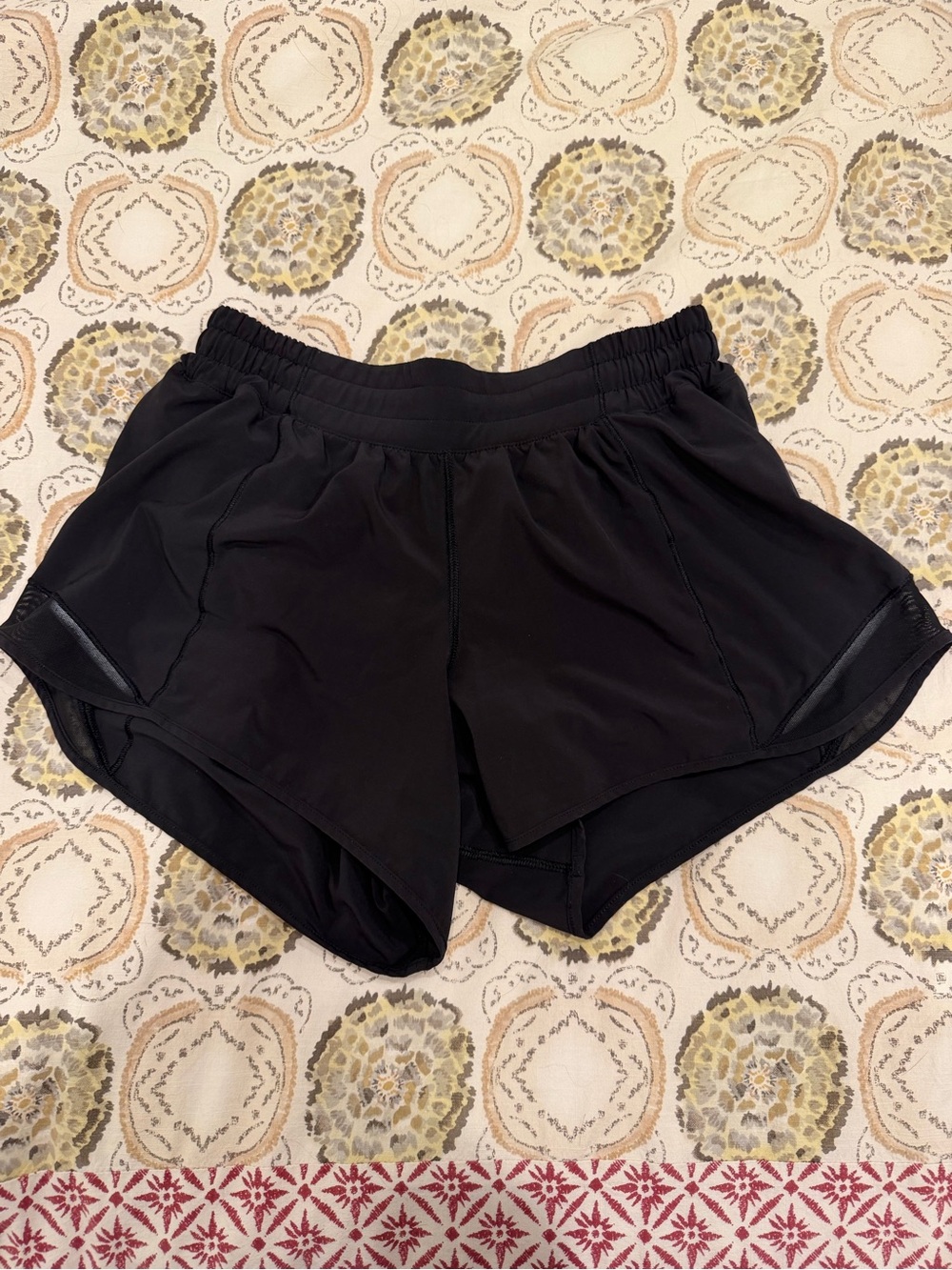 Women's Black Lululemon Hotty Hot 2.5 shorts (sz 8)